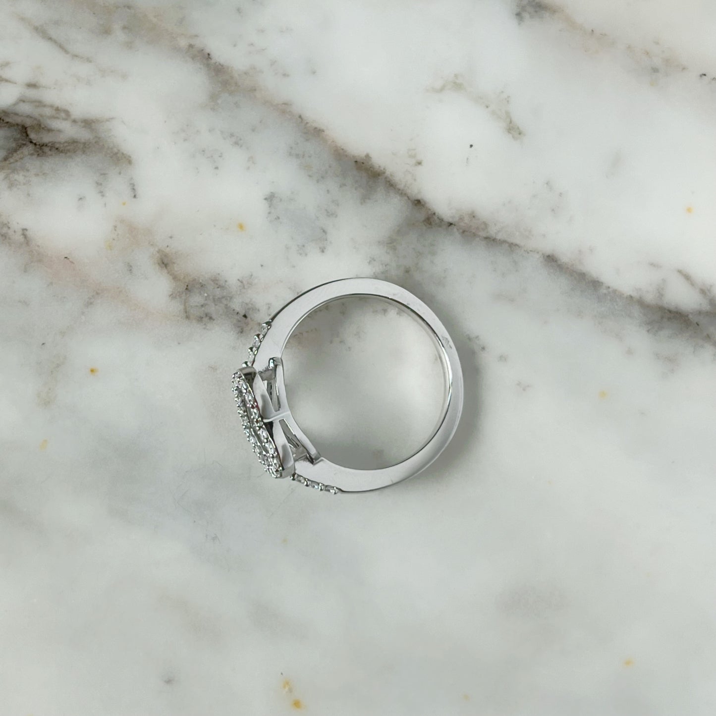 Anillo en plata con corazón delineado de diamantes de laboratorio 0.25ctw