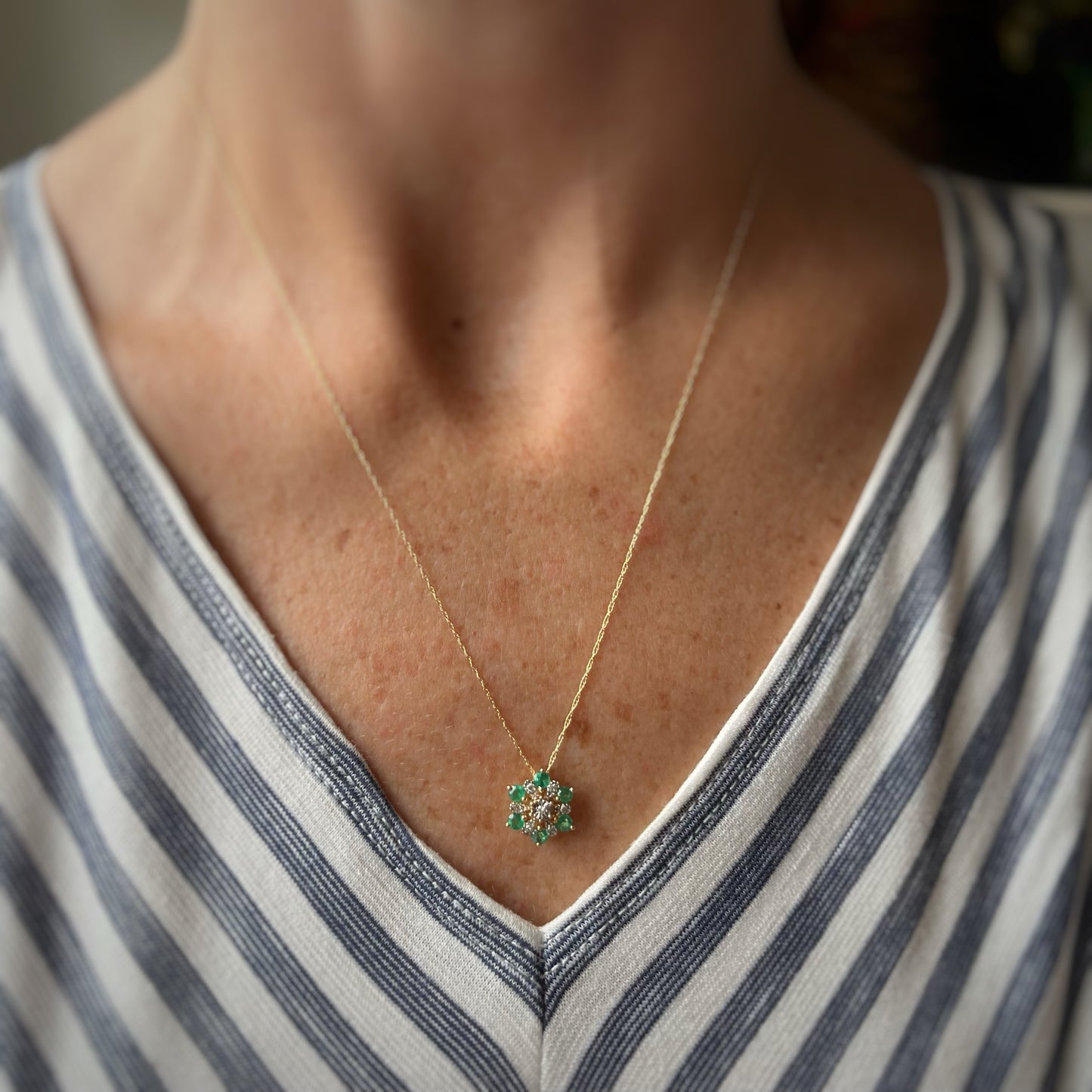 Collar en oro amarillo 14k con dije redondo de esmeraldas y diamantes 0.05ctw