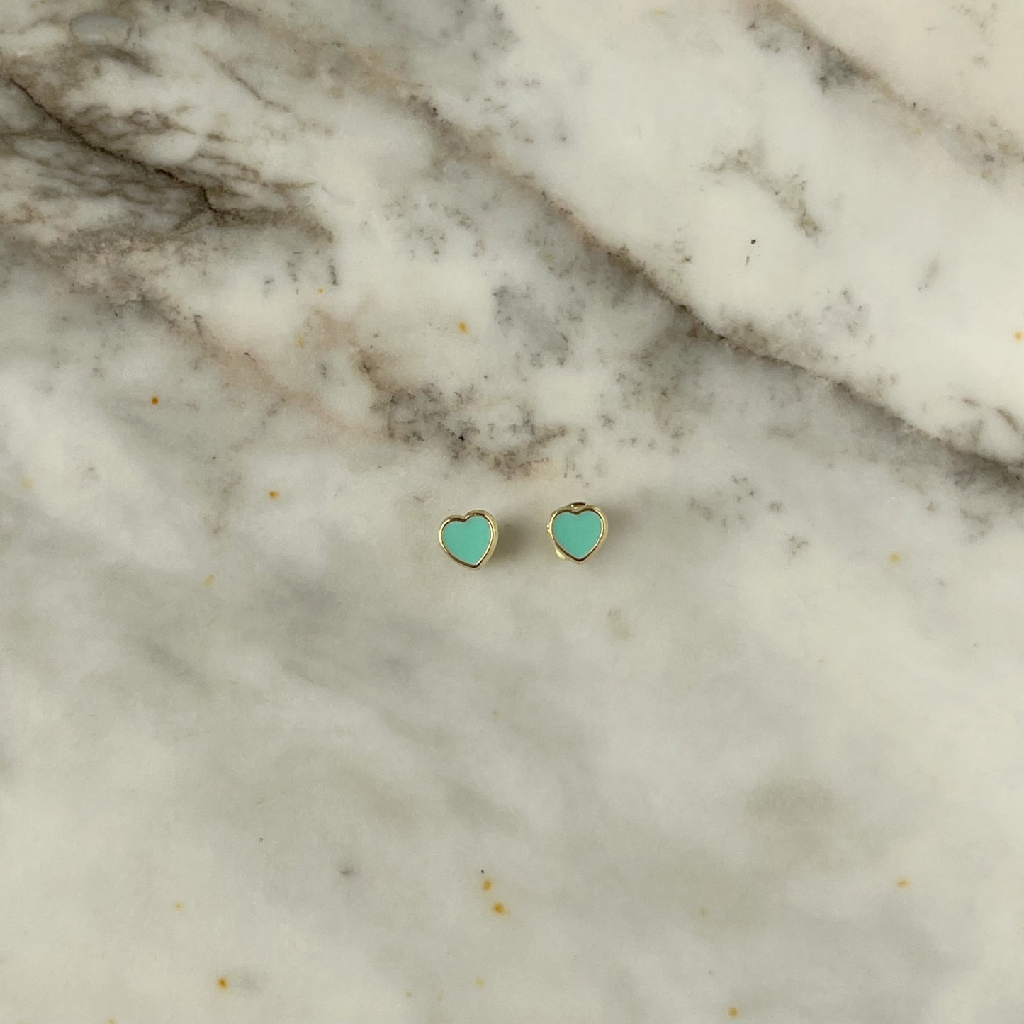 Aretes en oro amarillo 14k con corazones esmaltados verde agua con broche rosca