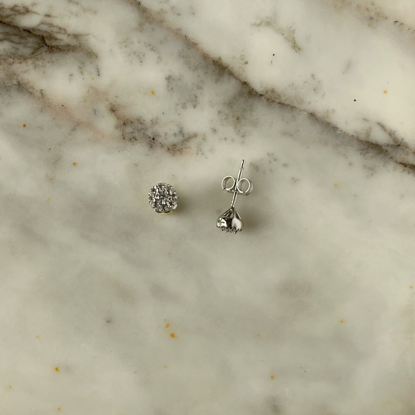 Aretes en oro blanco 14k stud con halo de diamantes 0.20ctw