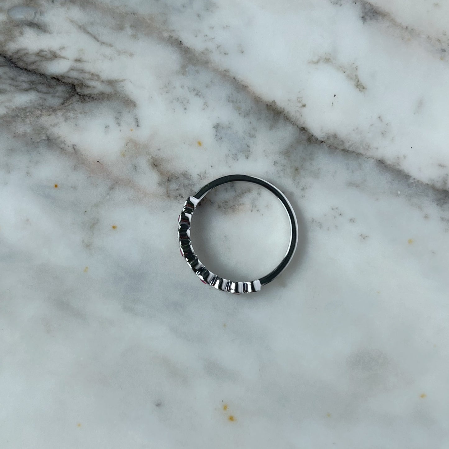 Medio cintillo de diamantes 0.15ctw y rubi biseladas en oro blanco 10k