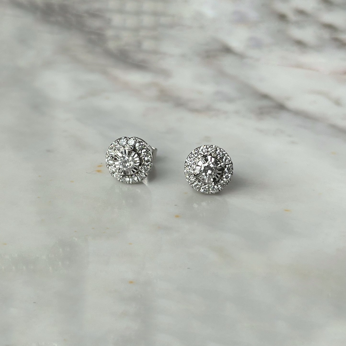 Aretes en oro blanco 10k con un halo de 0.50ctw de diamantes