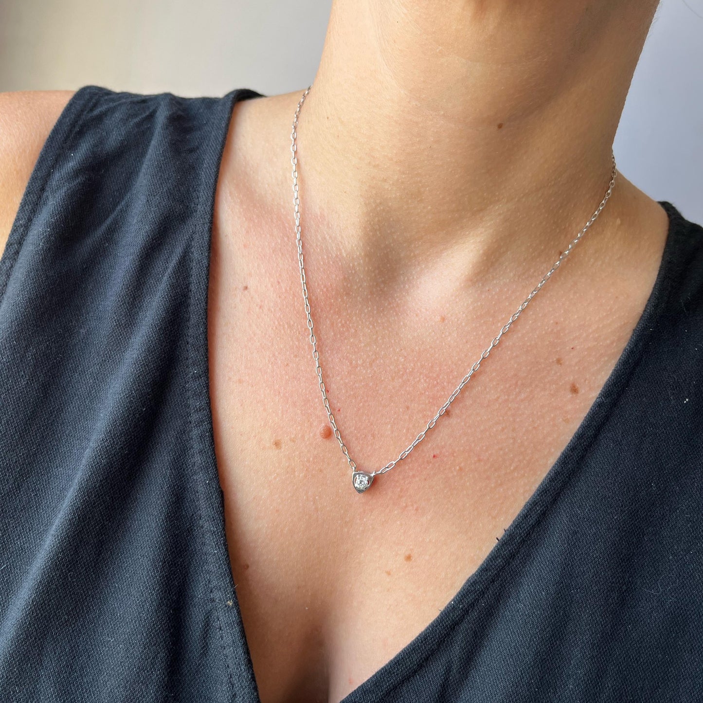 Collar de plata con dije triangular y diamante de laboratorio