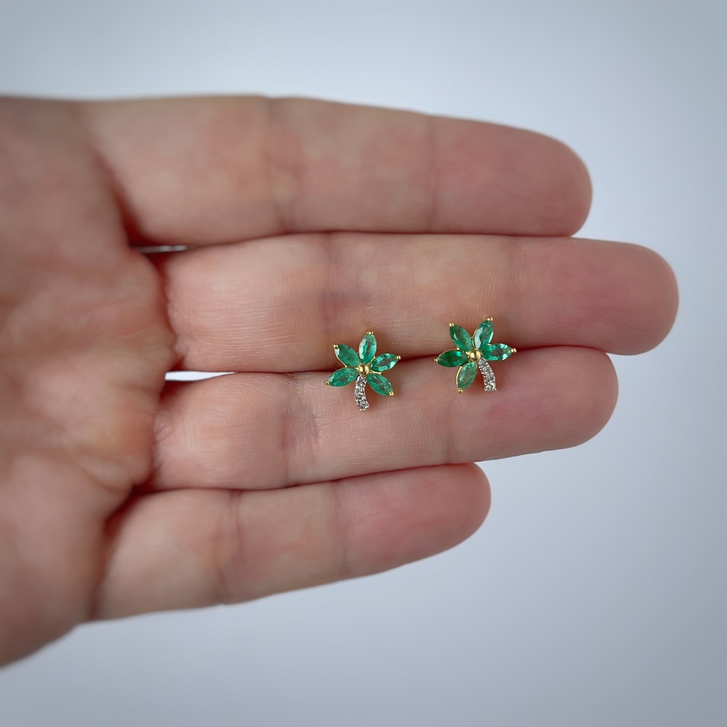 Aretes en oro amarillo 10k con hojitas de esmeralda y diamantes