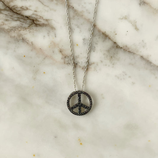Collar en plata con dije de signo de paz de diamantes negros 0.12ctw
