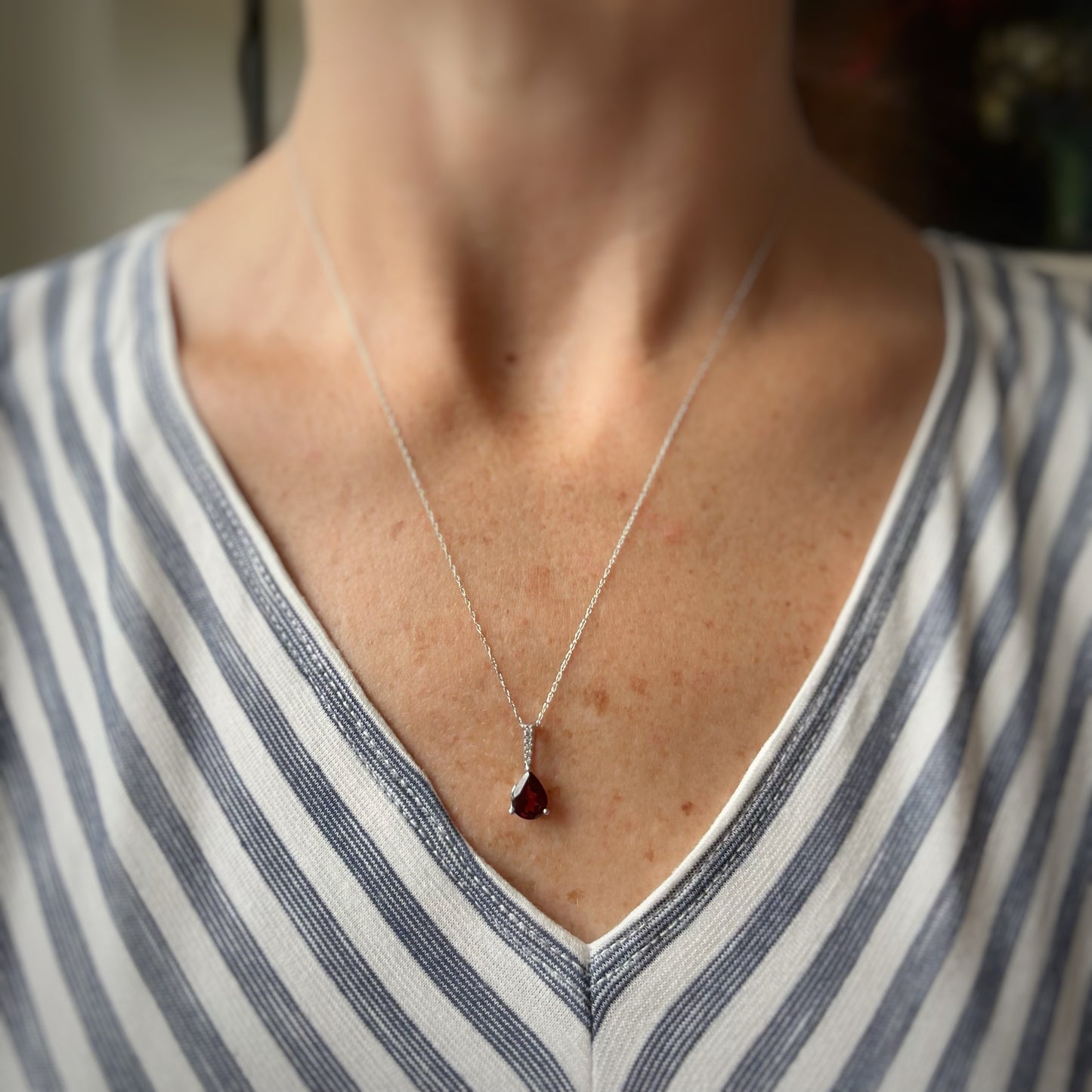 Collar en oro blanco 10k con dije de gota de granate y diamante 0.03ctw