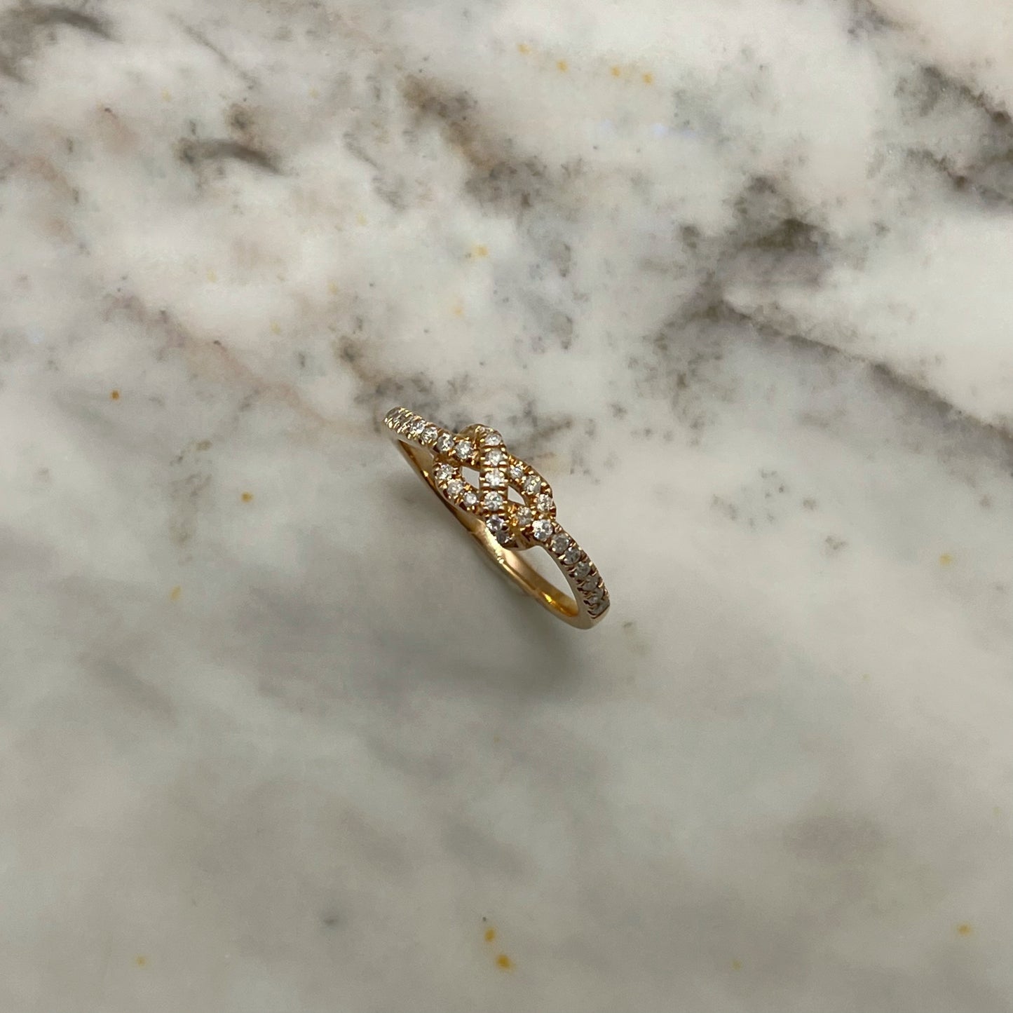 Anillo de nudo con diamantes 0.25ctw en oro rosado 10k