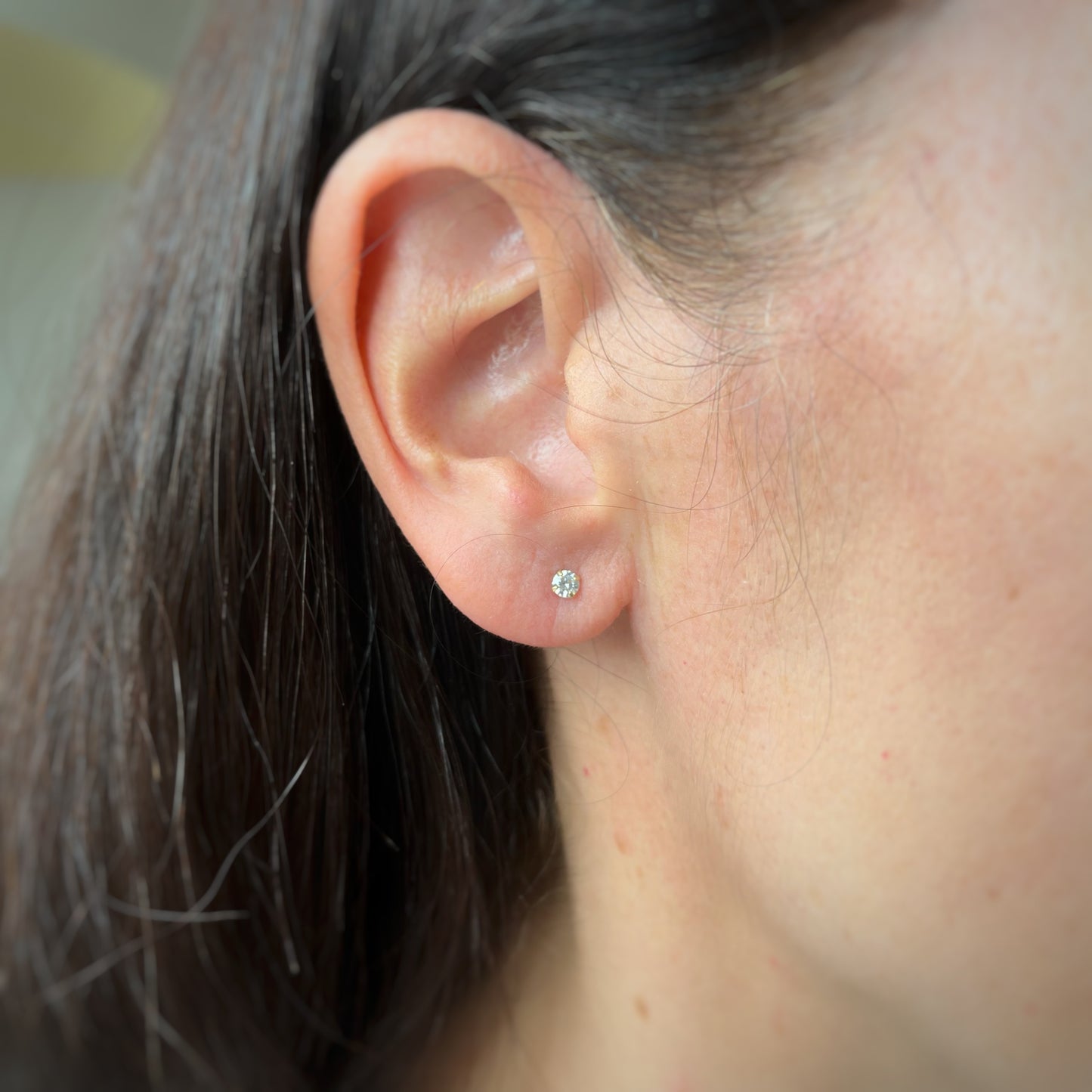 Aretes en oro amarillo 14k circones de 3mm blancos con broche rosca