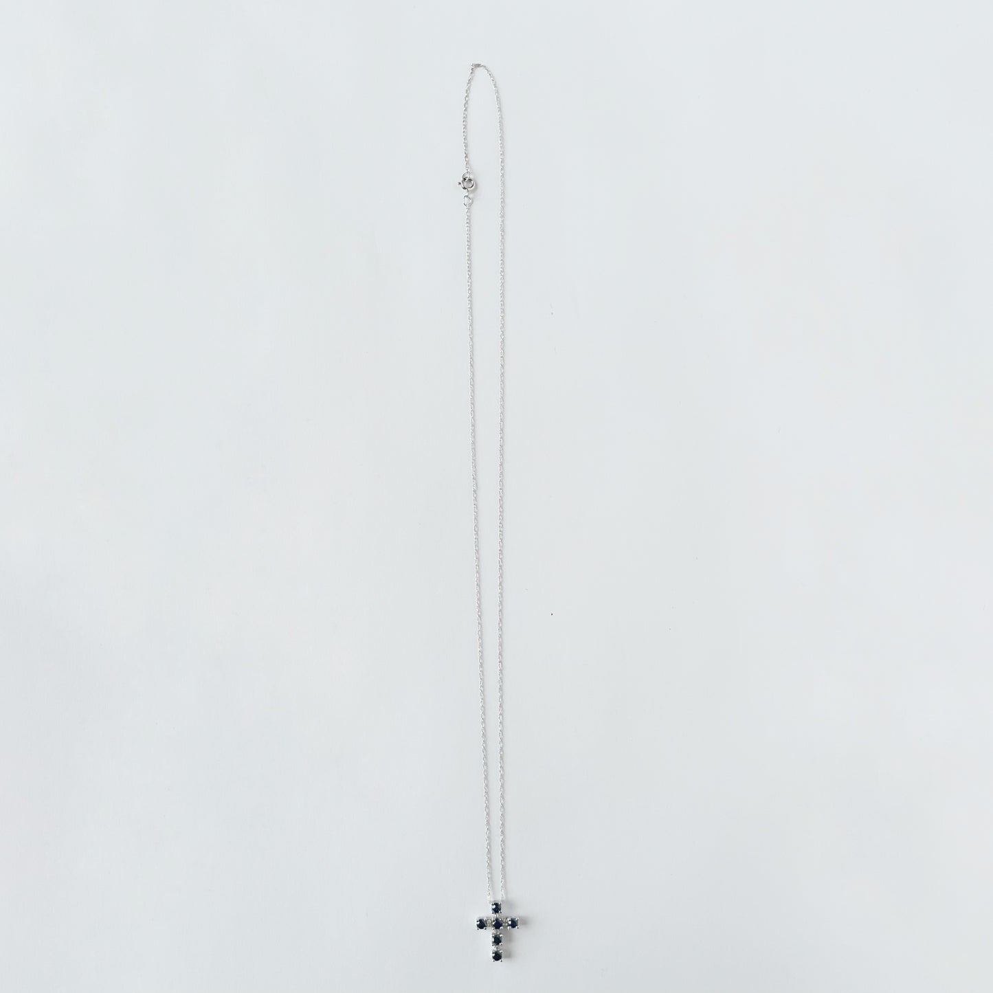 Collar con cruz de zafiro y diamantes 0.02ctw en oro blanco de 14k