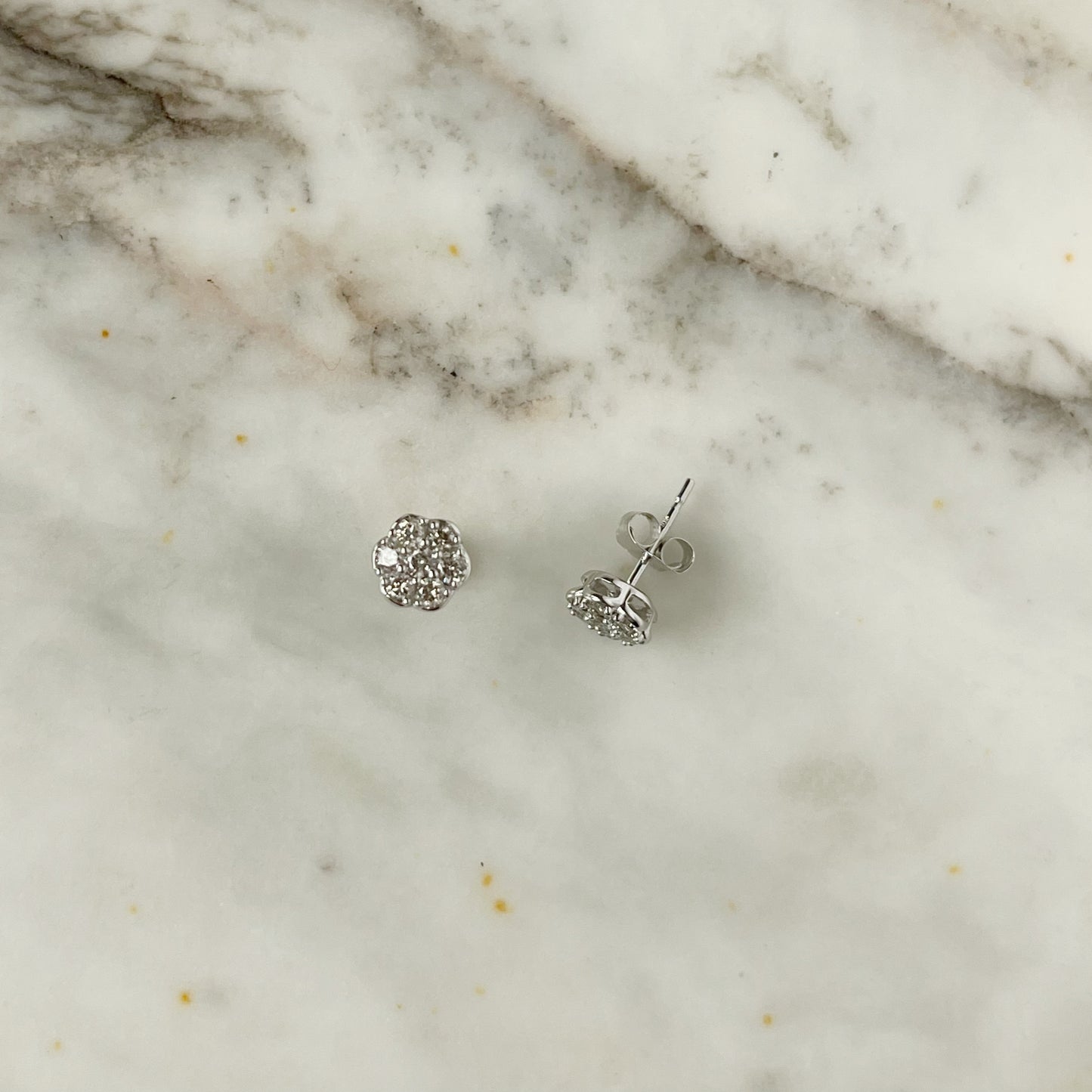 Aretes en oro blanco 10k con cluster flor de diamantes de 0.50ctw