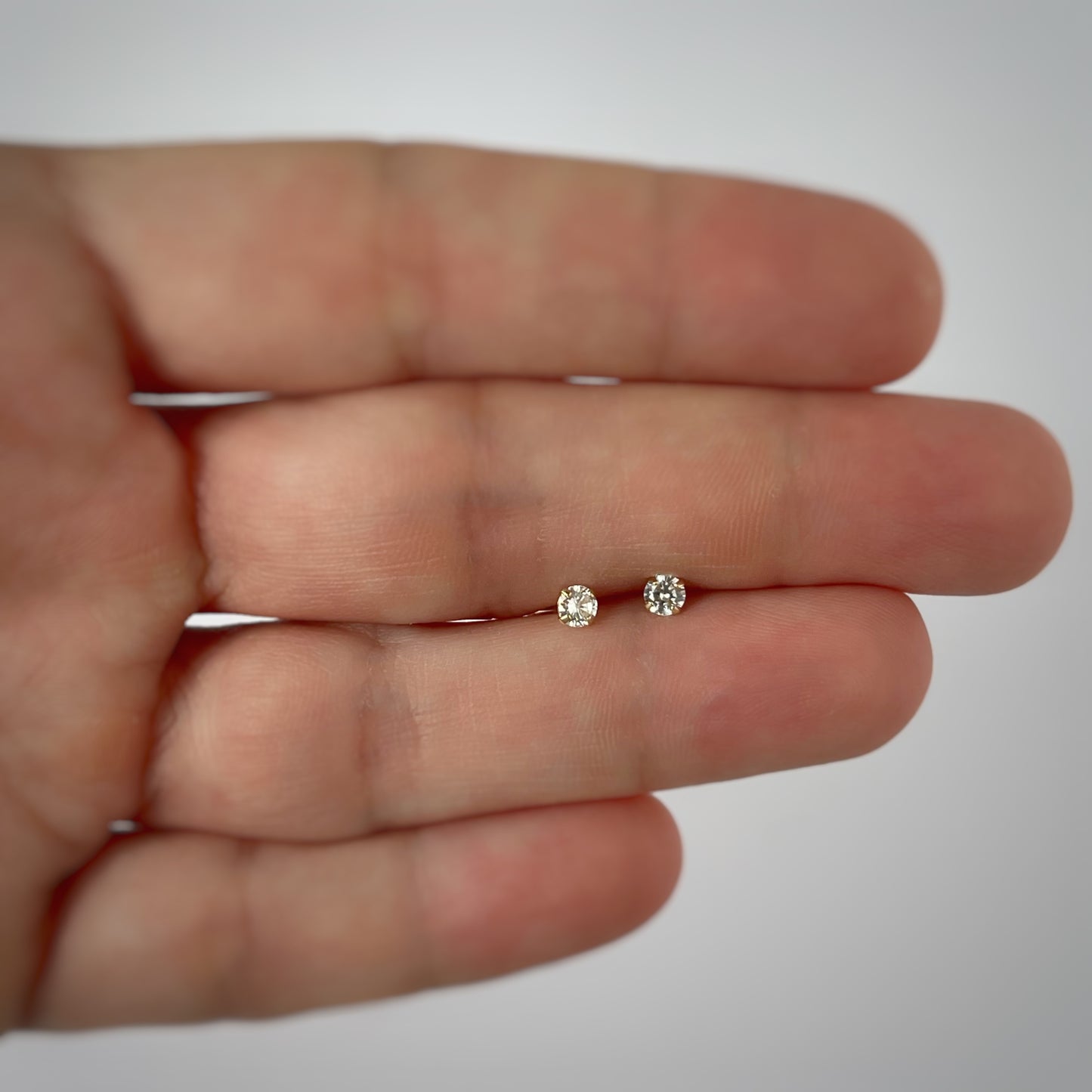 Aretes en oro amarillo 14k circones de 3mm blancos con broche rosca