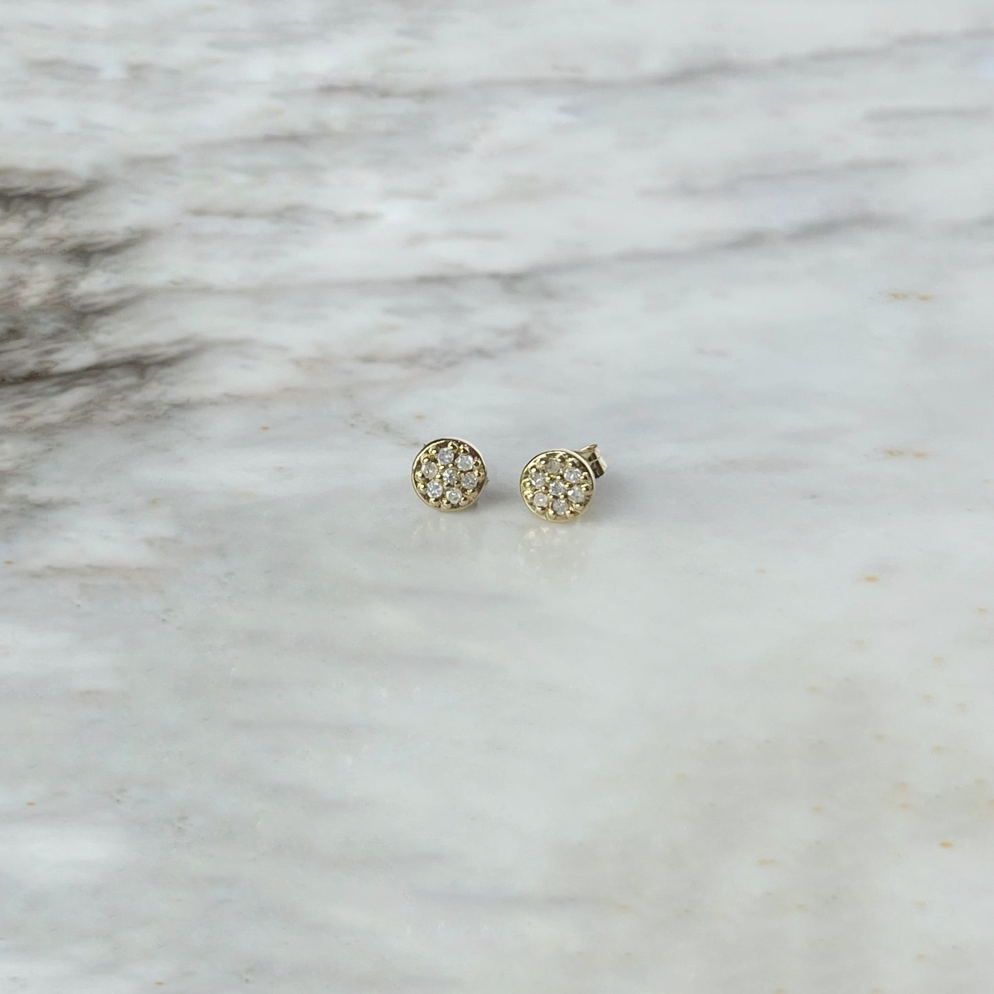 Aretes mini círculos de oro amarillo 10k con diamantes 0.08ctw