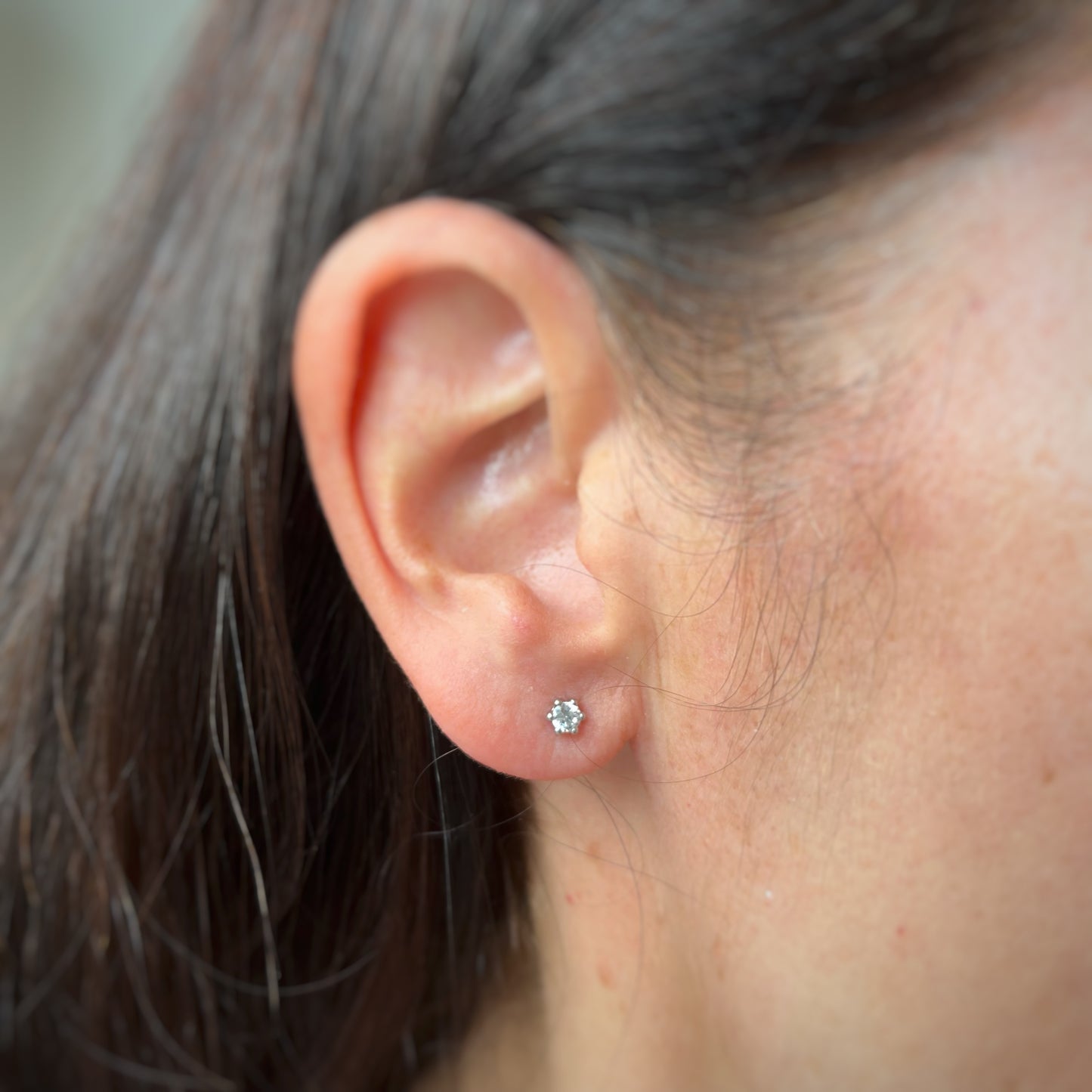 Aretes en oro blanco 14k con circón redondo con broche rosca