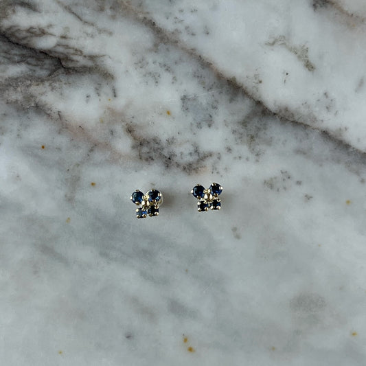 Aretes en oro amarillo 14K con mariposa con circonita azul y bolita de oro en el centro con tope rosca