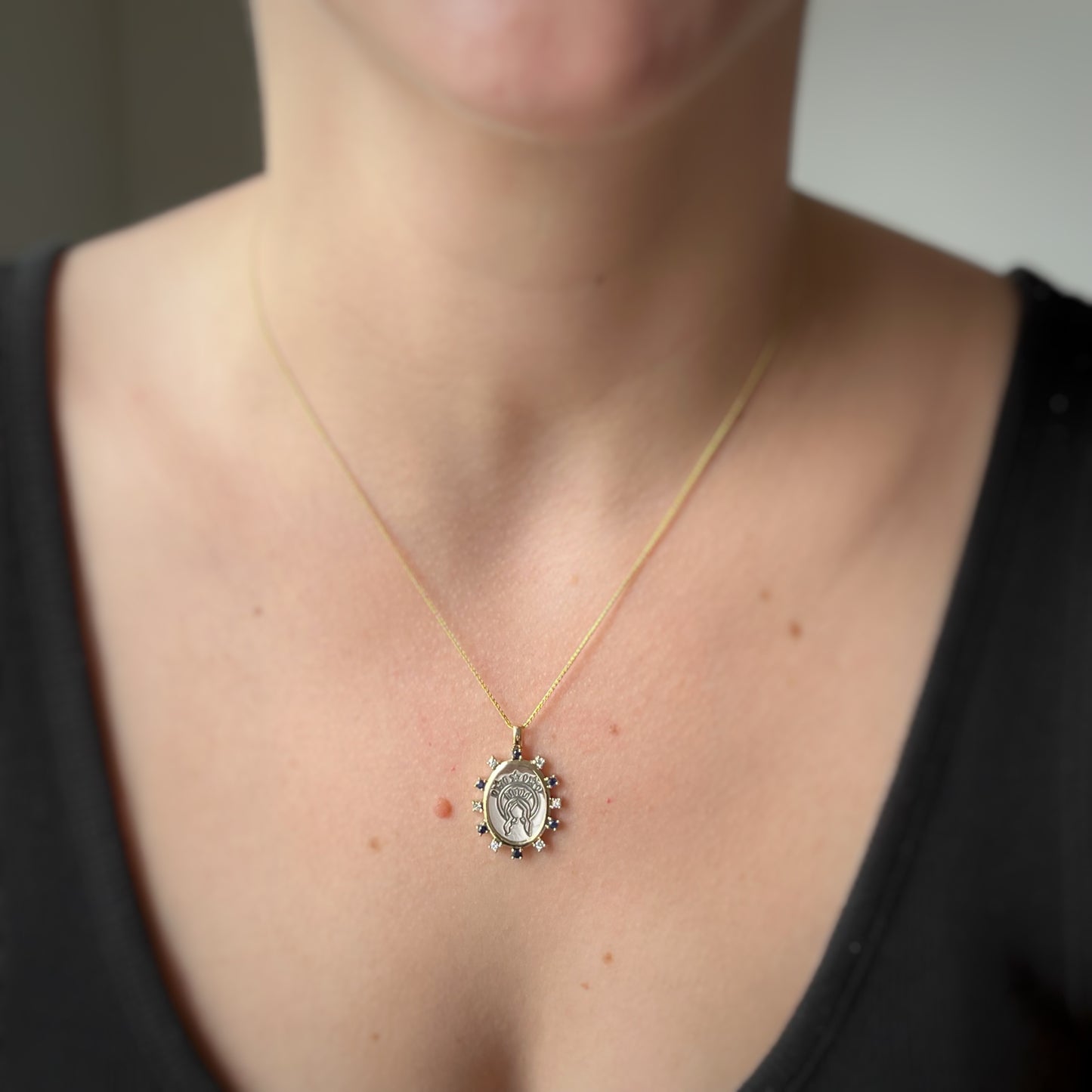 Dije escapulario de virgen repujado y sagrado corazón en plata y oro de 14k con zafiros y diamantes