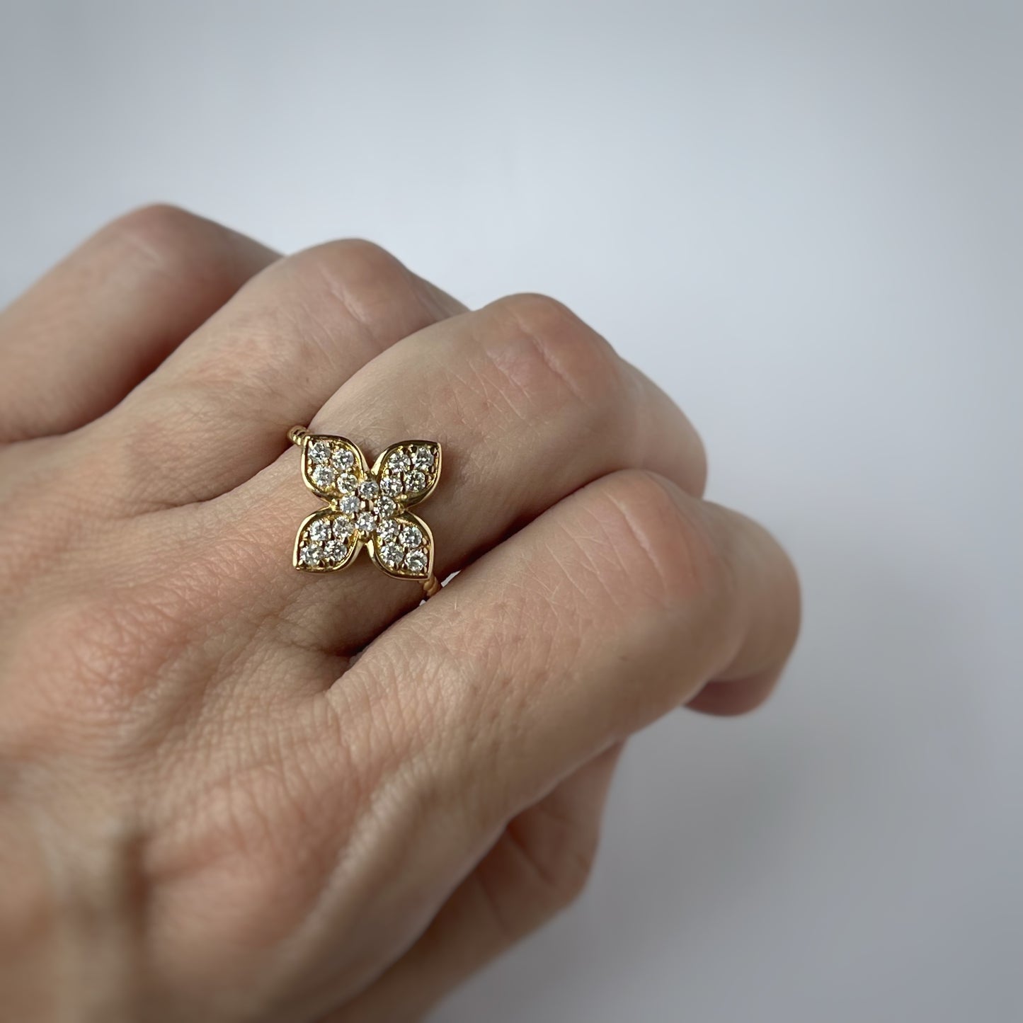 Anillo en oro amarillo 14k de flor de cuatro pétalos con diamantes 0.51ctw