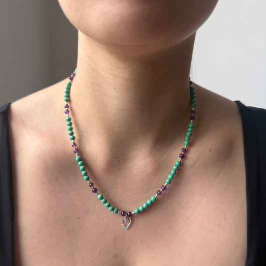Collar de piedras naturales turquesas y moradas con dije de corazón delineado en oro blanco de 14k con diamantes 0.25ctw