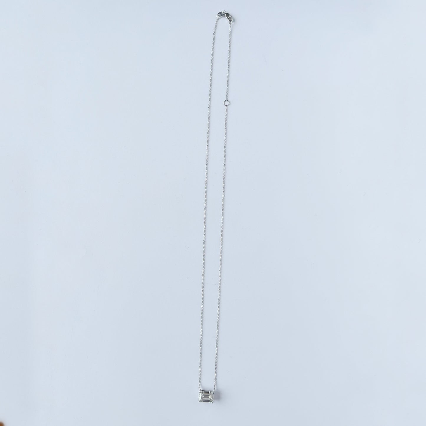 Collar en oro blanco 14k con diamante corte esmeralda de 2.04ct de laboratorio