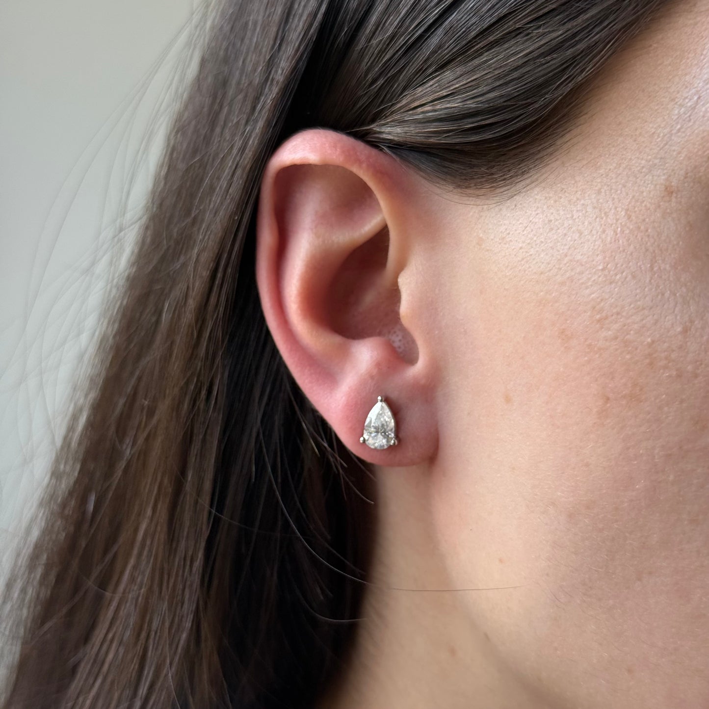 Aretes studs de moissanitas corte pera 2ctw en plata