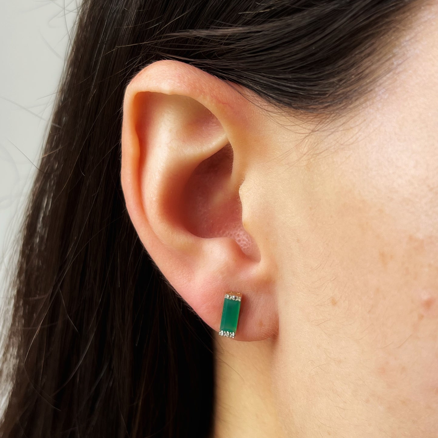 Aretes en oro amarillo 14K con ónix verde rectangular y diamantes 0.06ctw