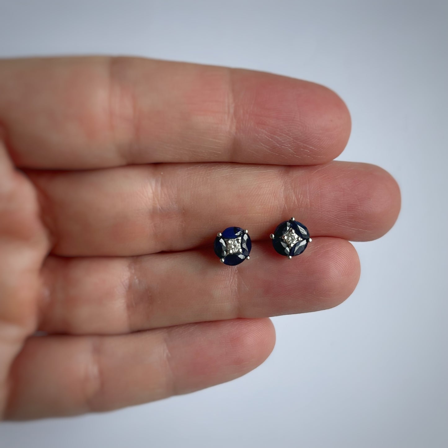 Aretes de plata redondos con marquesas de zafiro y diamante central 0.08ctw