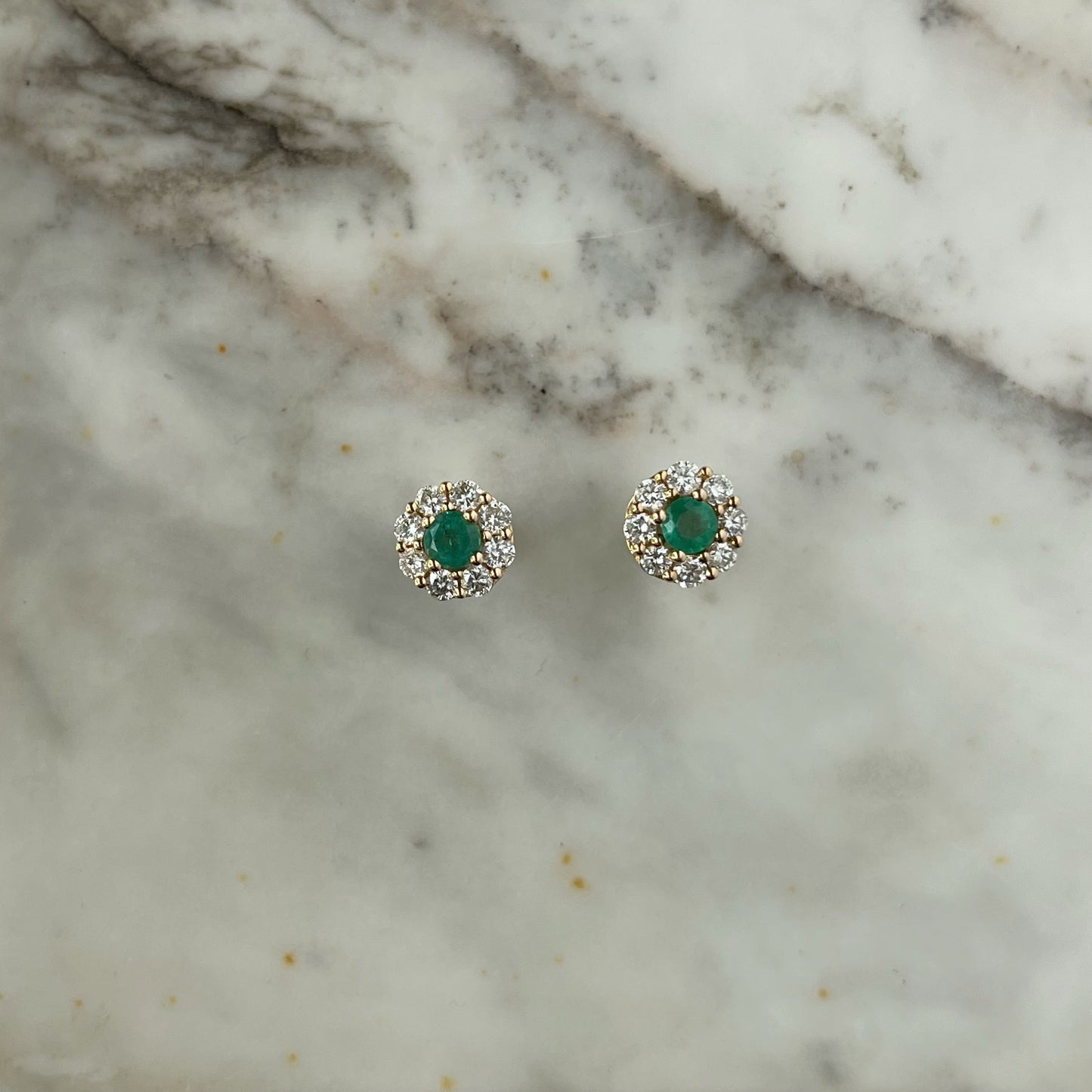 Aretes en oro amarillo 14k con esmeraldas redondas 0.62ctw y halo de diamantes 0.75ctw