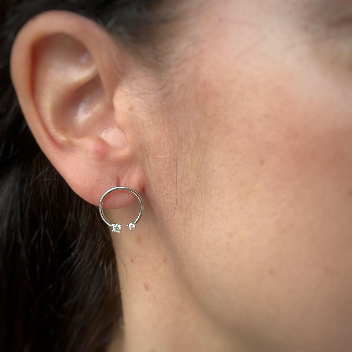 Aretes círculo abierto en plata con diamante de 0.14ctw