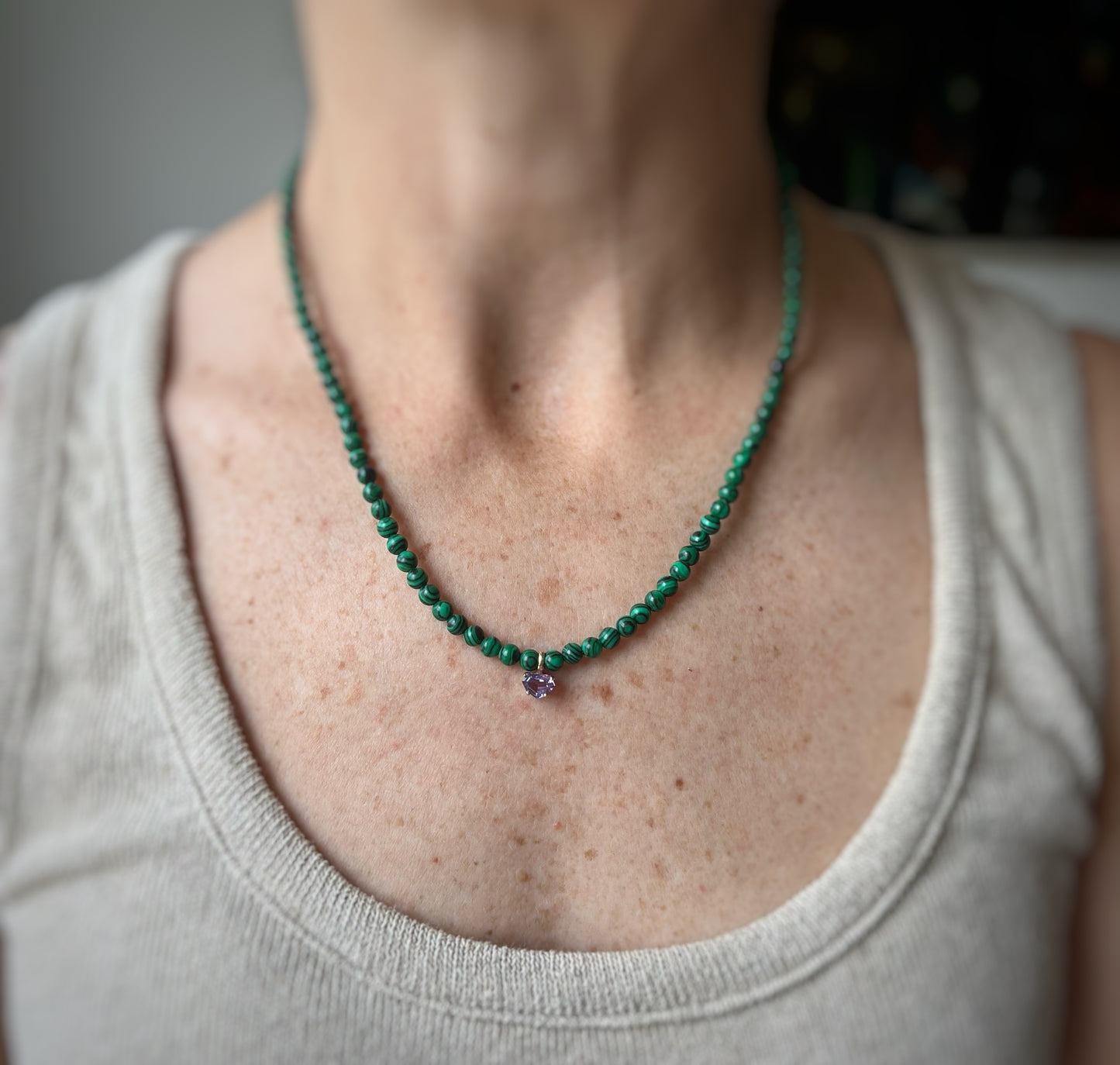 Collar con dije en oro amarillo 14k de zafiro lila con malaquitas y broche y cadena en goldfill