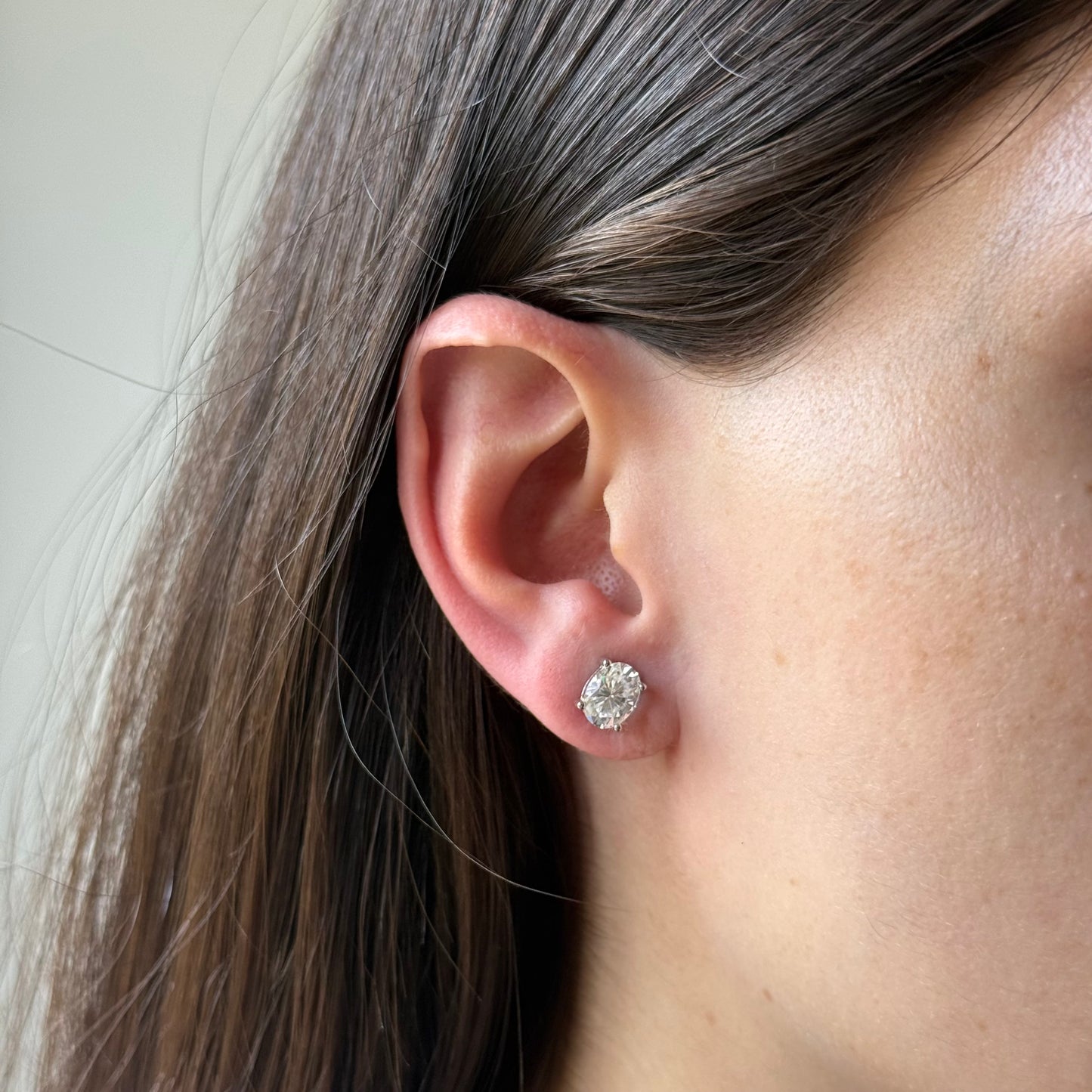 Aretes studs de moissanitas ovaladas 2.5ctw en plata