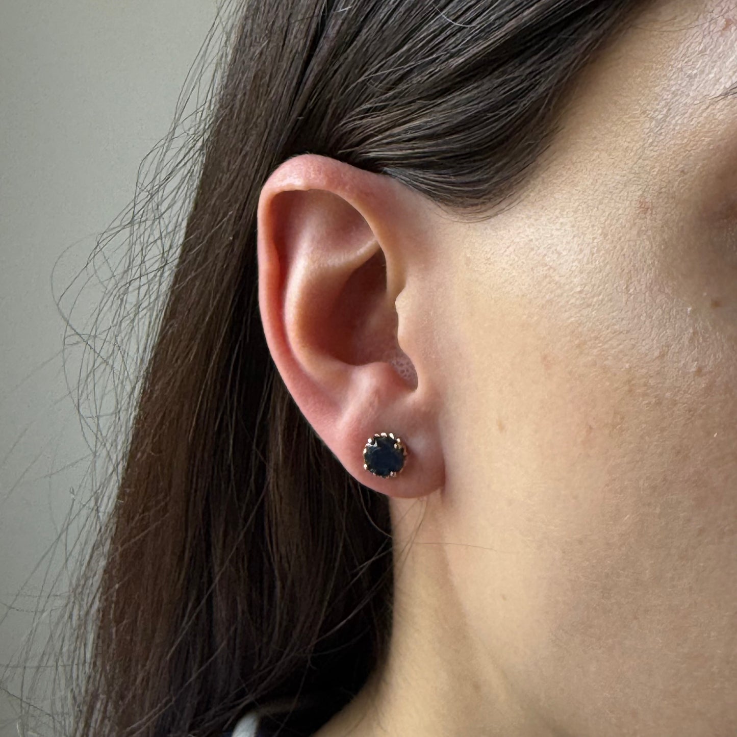 Aretes de plata y oro amarillo 10K con zafiros