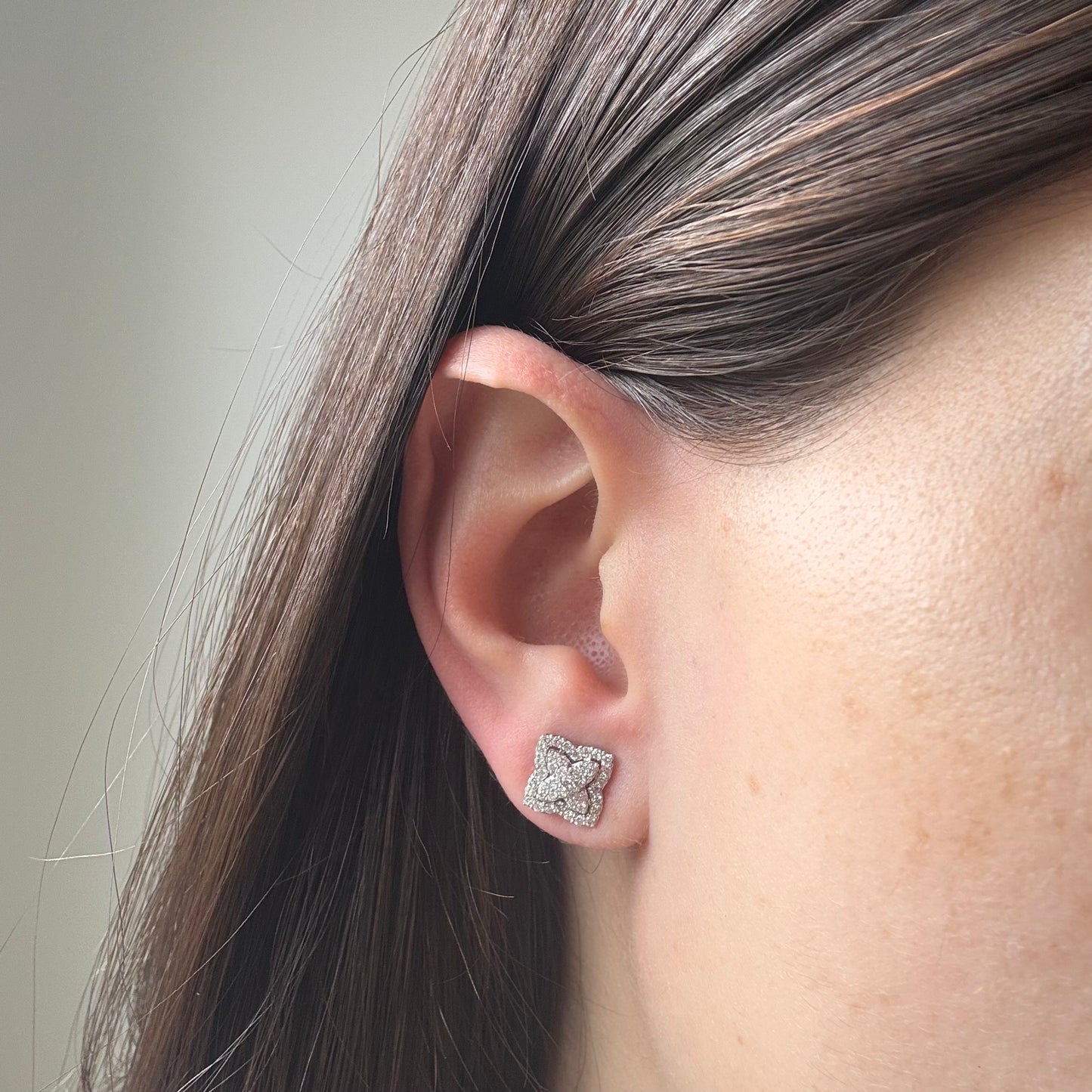 Aretes en oro blanco 14K de flor de diamantes 0.56 ctw