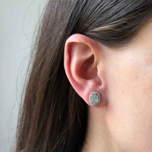 Aretes de plata con aquamarina ovalada y halo de circones