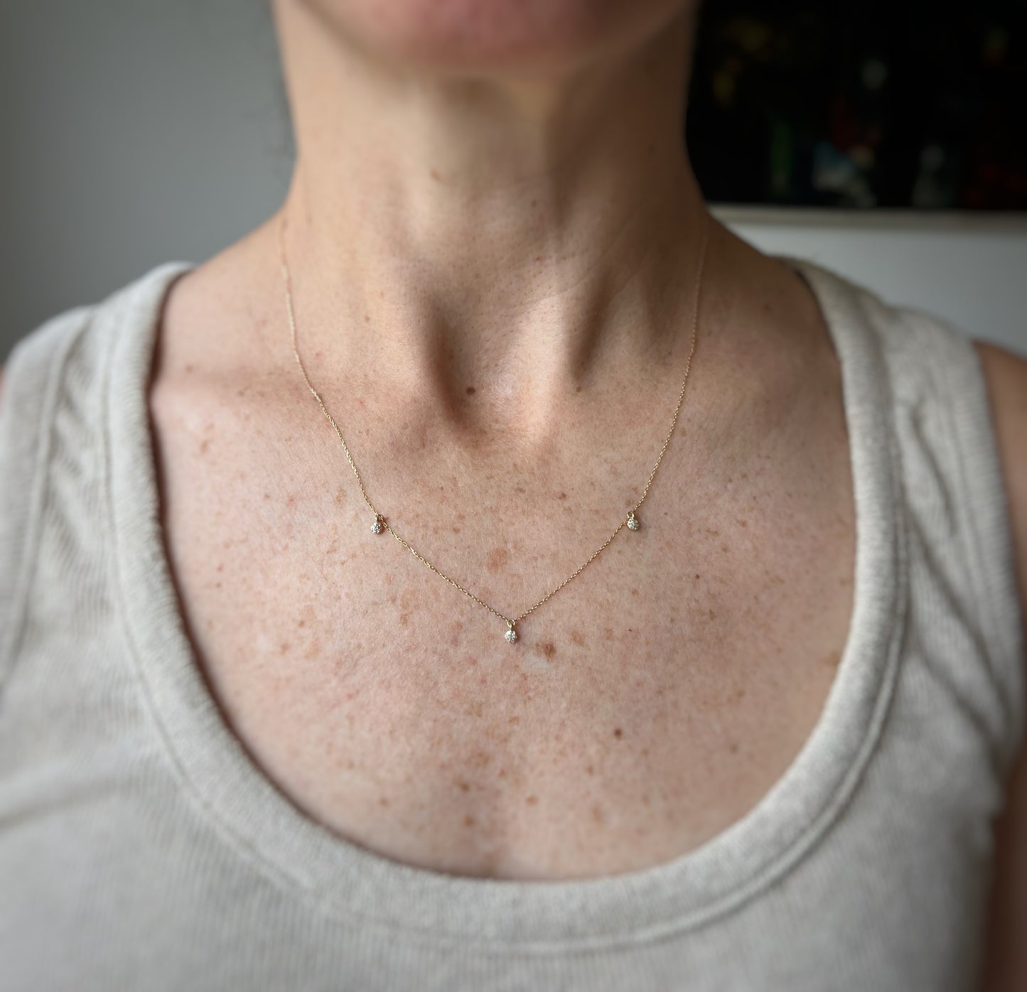 Collar en oro amarillo 14K con tres colgantes de diamantes pequeños 0.07ctw