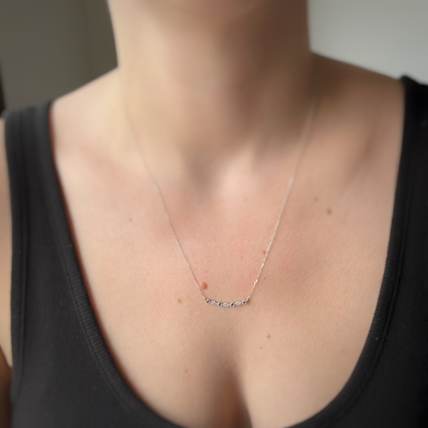 Collar en oro blanco 10k con barra de zafiros y diamantes 0.10ctw