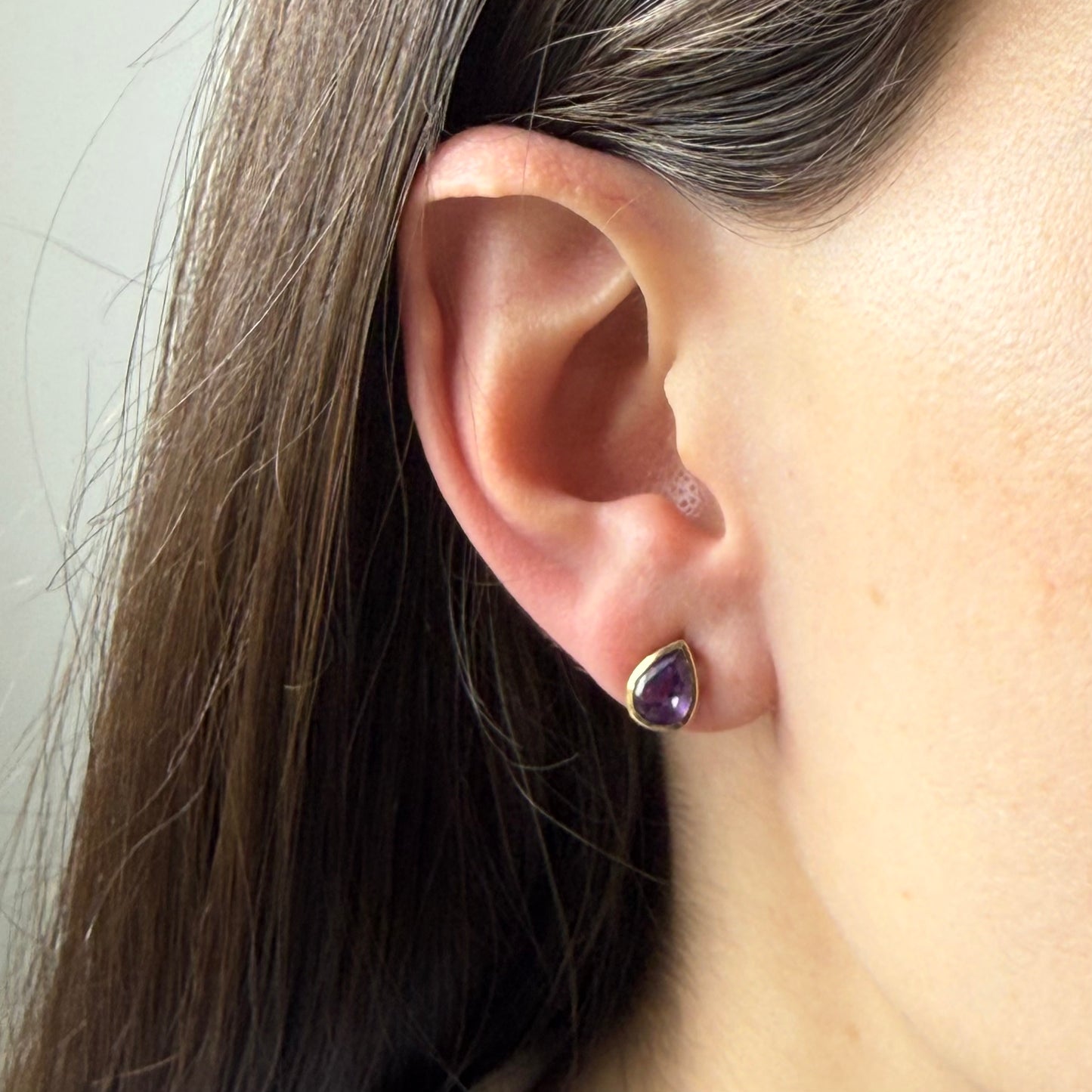 Aretes en oro amarillo 10K con gota de amatista biselada