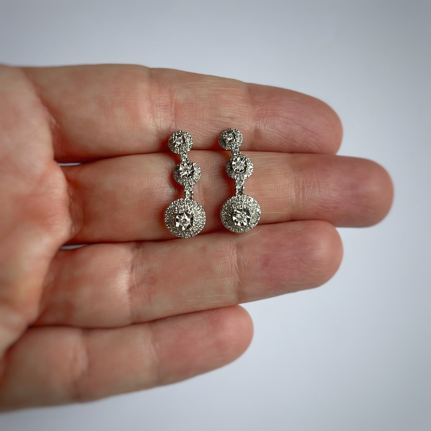 Aretes de tres círculos en oro blanco 10k con diamantes 0.50ctw