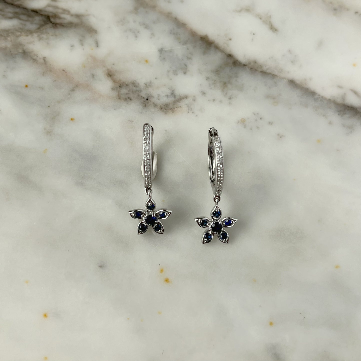 Argollas de diamantes 0.12ctw en oro blanco 10k con flor colgante de zafiros