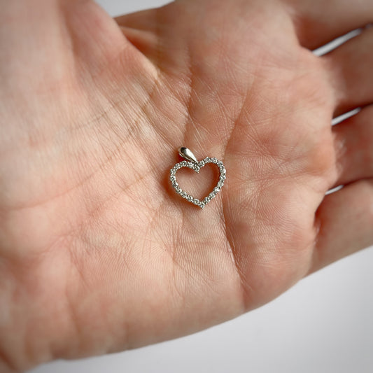 Dije de corazón delineado en oro blanco 14k y diamantes 0.25ctw