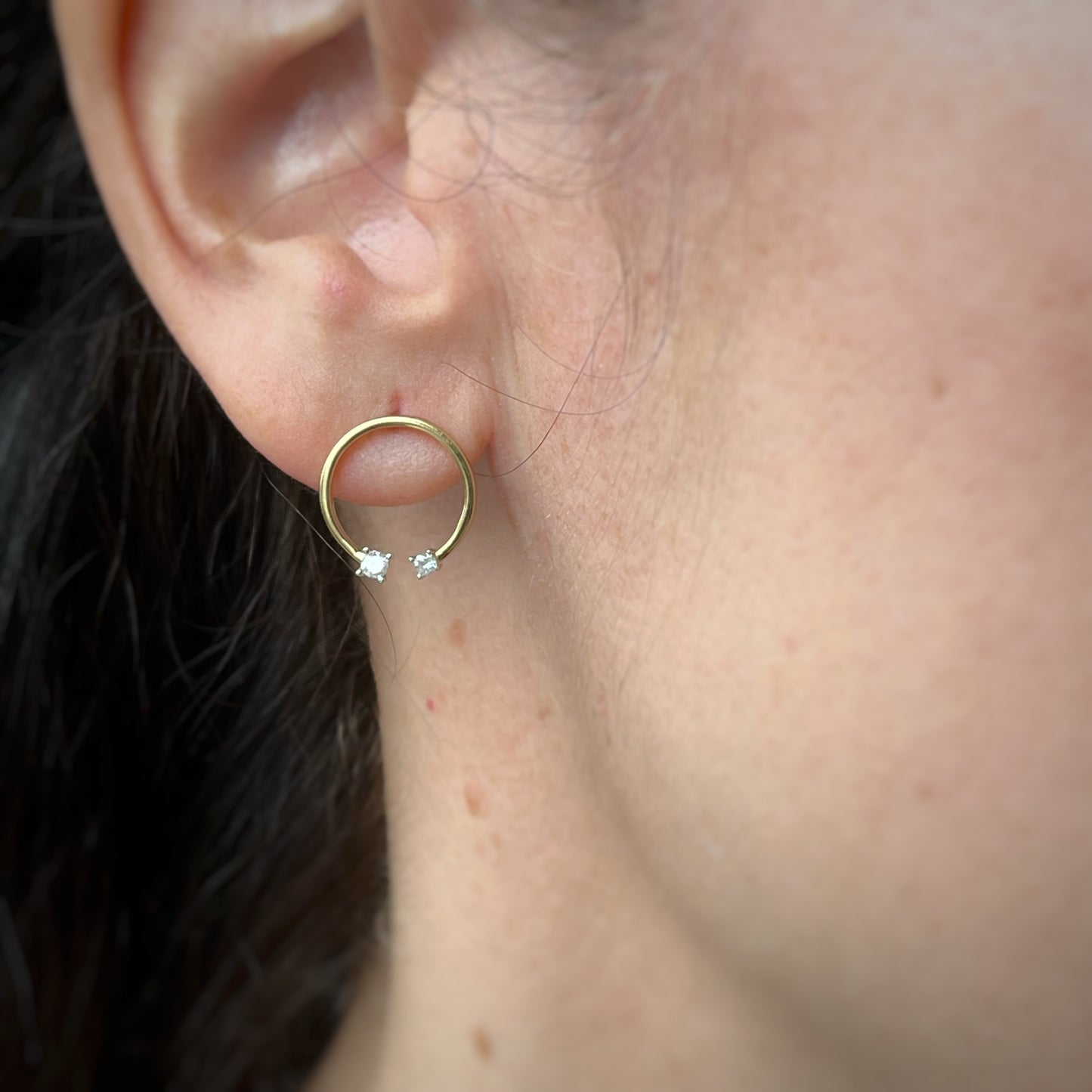 Aretes círculo abierto en plata con baño de oro amarillo con diamante de 0.14ctw