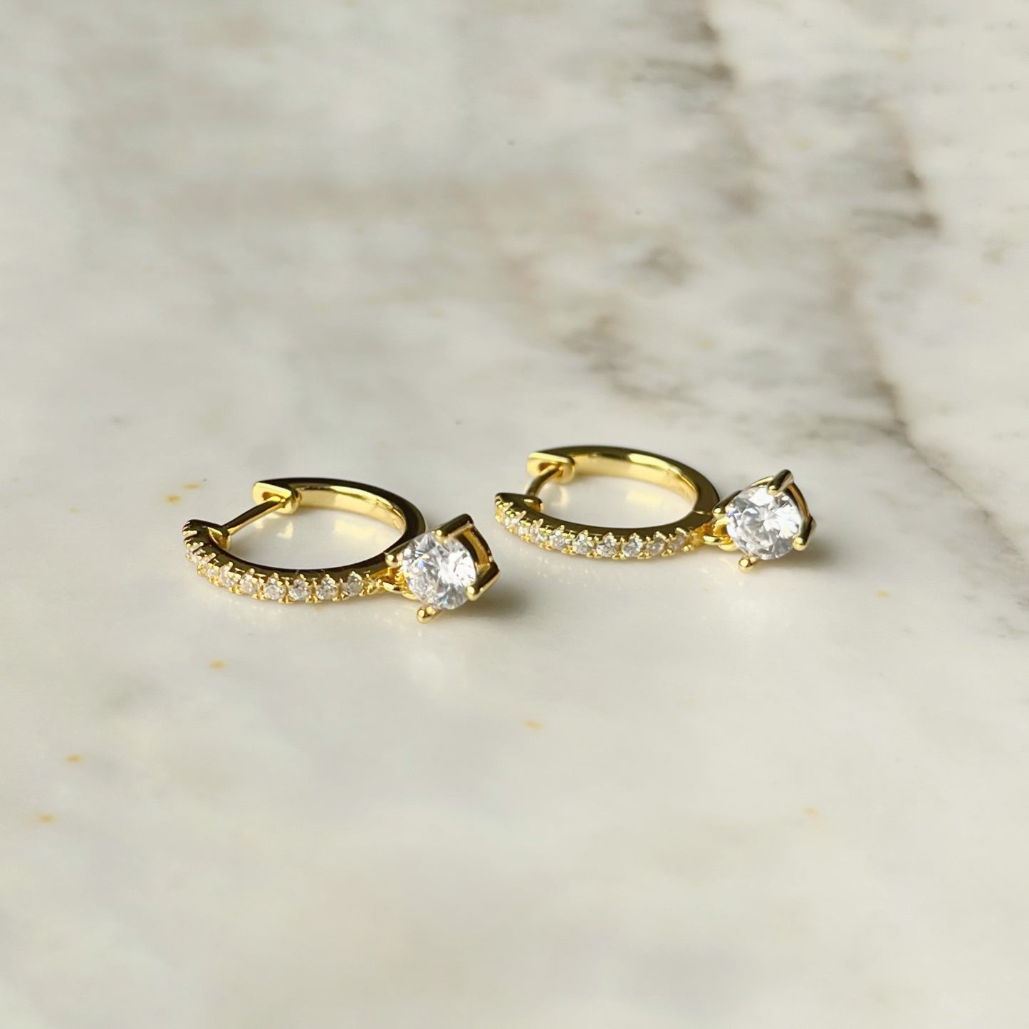 Argollas en plata con baño de oro amarillo y circonitas con circonita colgante