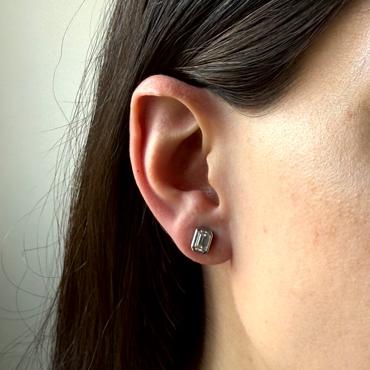 Aretes stud en plata con moissanita corte esmeralda biselada