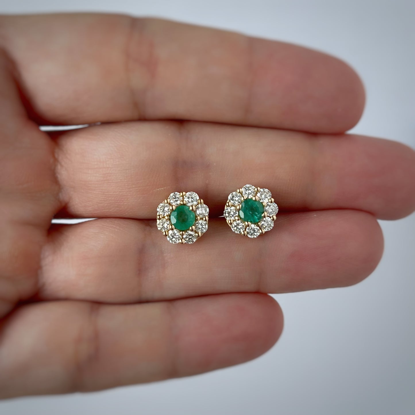 Aretes en oro amarillo 14k con esmeraldas redondas 0.62ctw y halo de diamantes 0.75ctw
