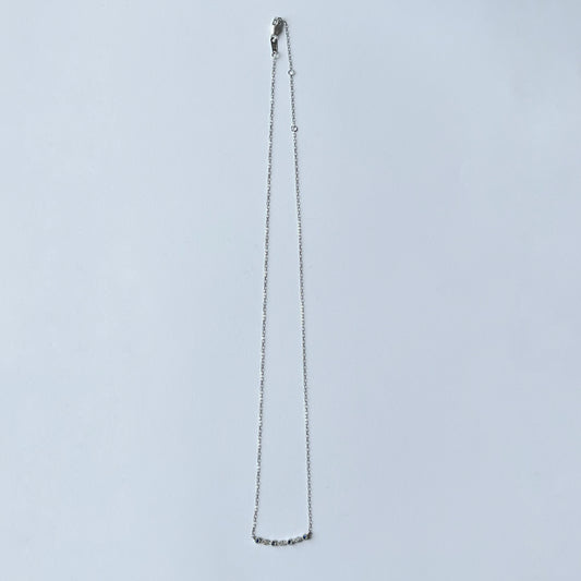 Collar en oro blanco 10k con barra de zafiros y diamantes 0.10ctw