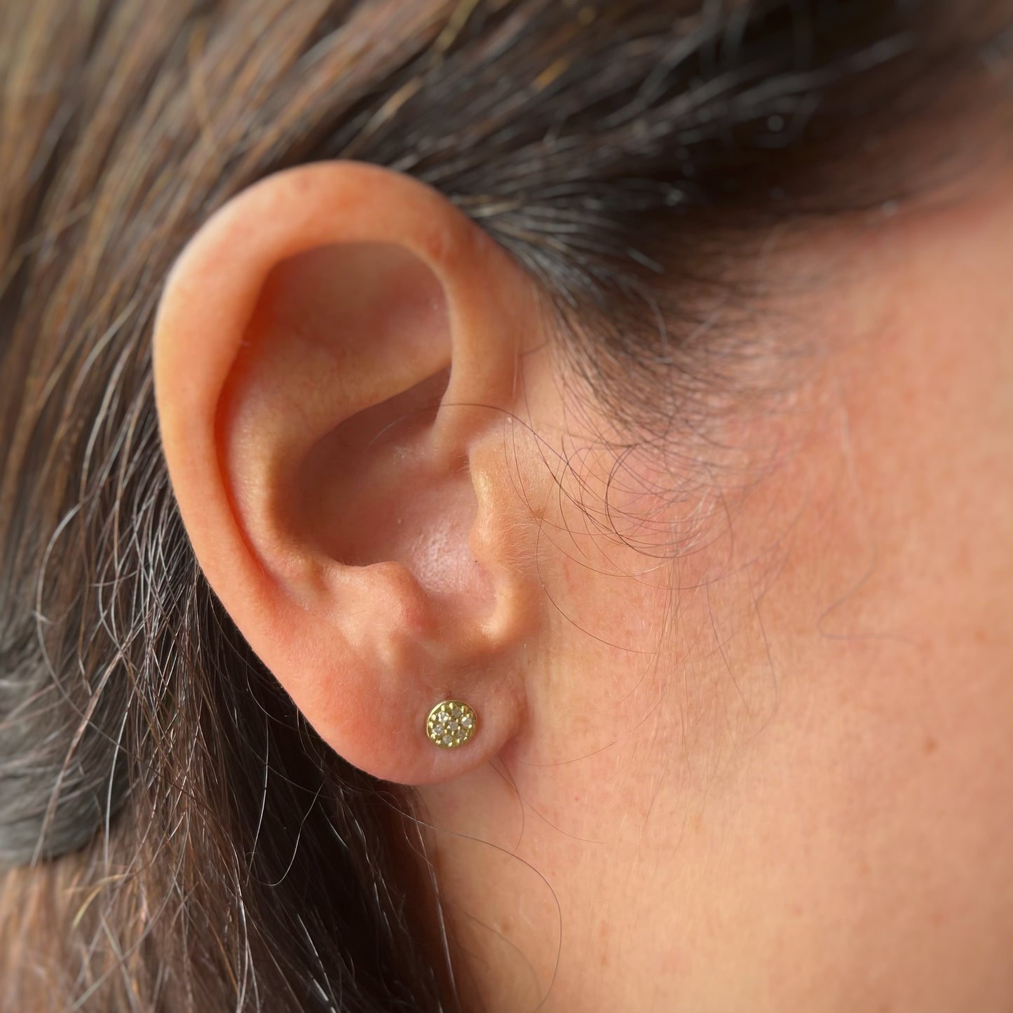 Aretes mini círculos de oro amarillo 10k con diamantes 0.08ctw