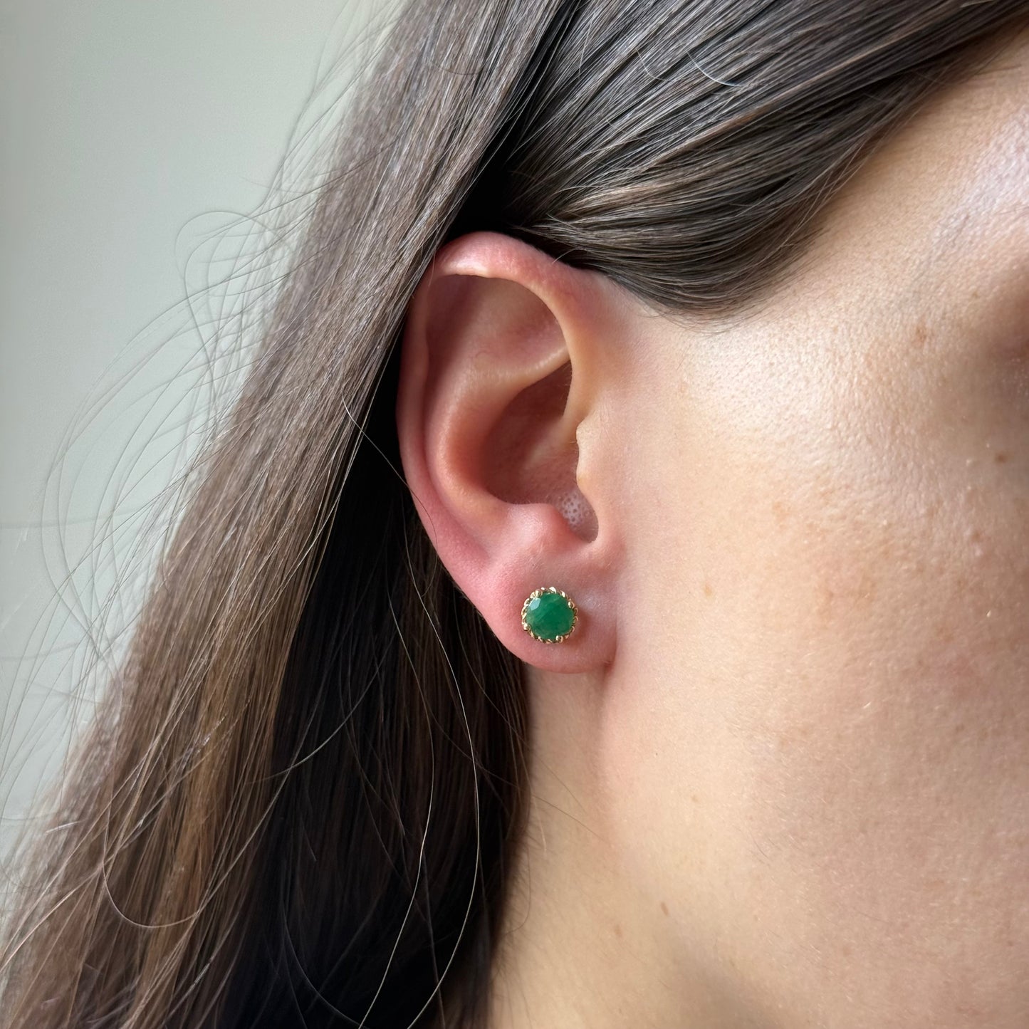 Aretes de plata y oro amarillo 10K con esmeraldas