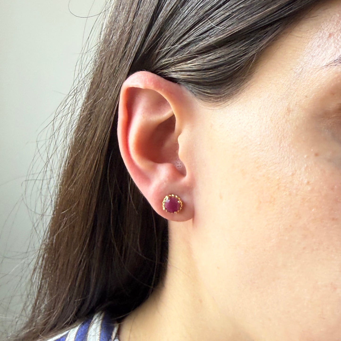 Aretes de plata y oro amarillo 10K con rubíes