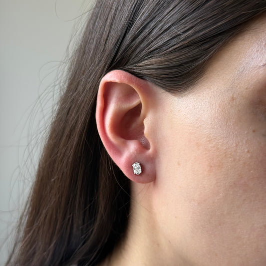 Aretes studs de moissanitas ovaladas 1ctw en plata