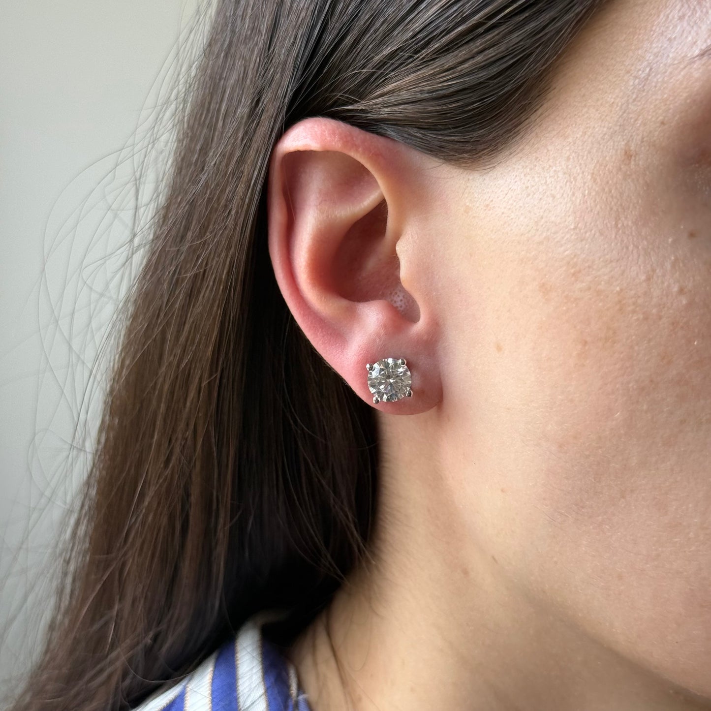 Aretes studs de moissanitas redondas 4ctw en plata