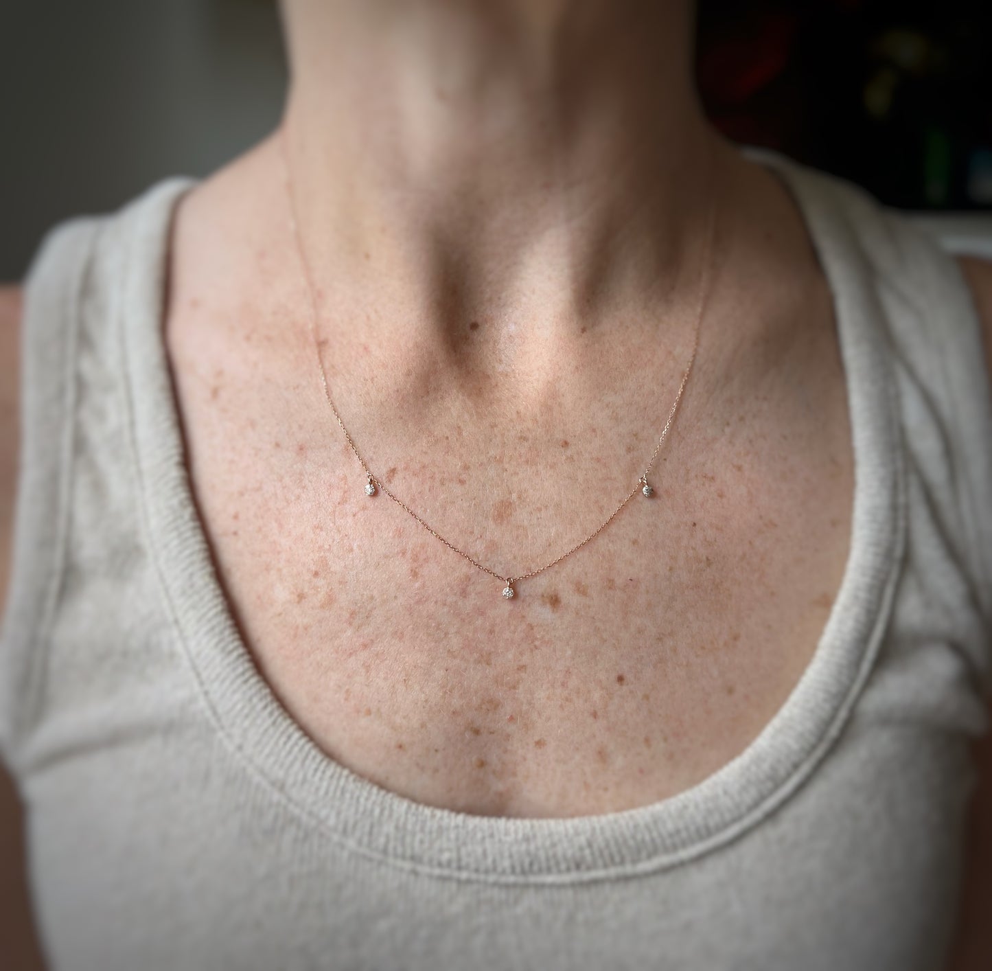 Collar en oro rosa 14K con tres colgantes de diamantes pequeños 0.07ctw