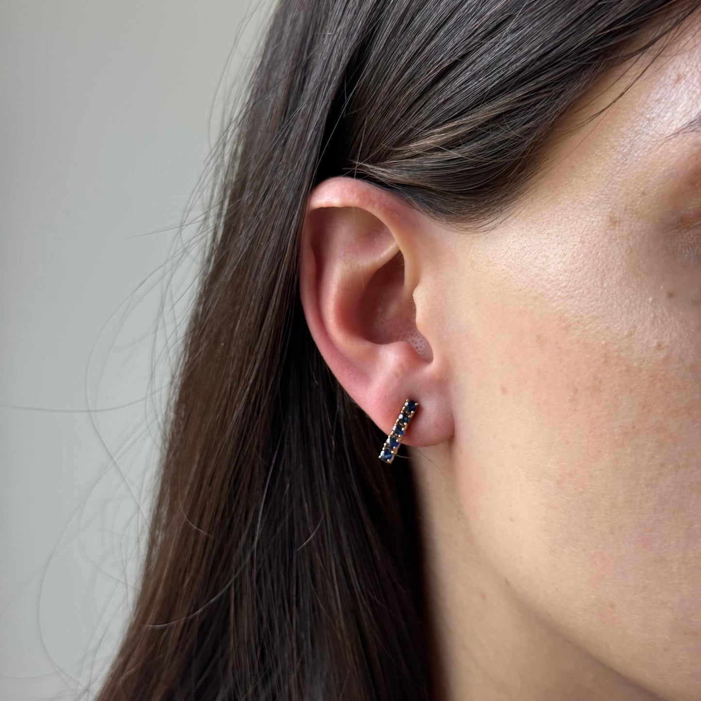 Aretes de plata con baño de oro y zafiros redondos en fila